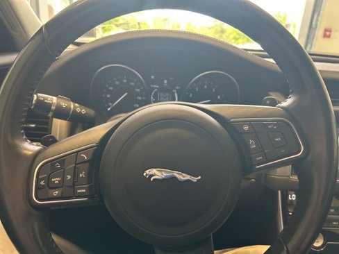 Used 2018 Jaguar XF Premium image 7