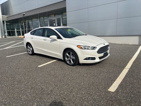 Used 2015 Ford Fusion SE image 1