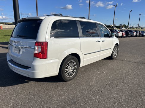 Used 2014 Chrysler Town & Country Touring-L w/ Driver Convenience Group image 5