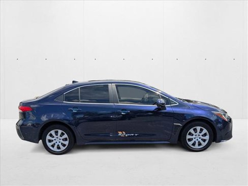 Used 2020 Toyota Corolla LE image 2
