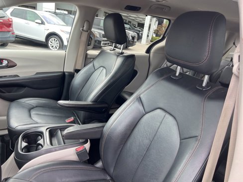 Used 2019 Chrysler Pacifica Touring-L image 12