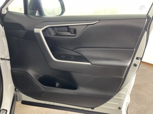Used 2022 Toyota RAV4 LE image 12