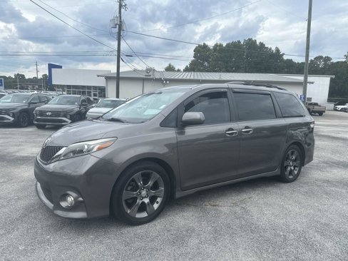 Used 2016 Toyota Sienna SE Premium image 9