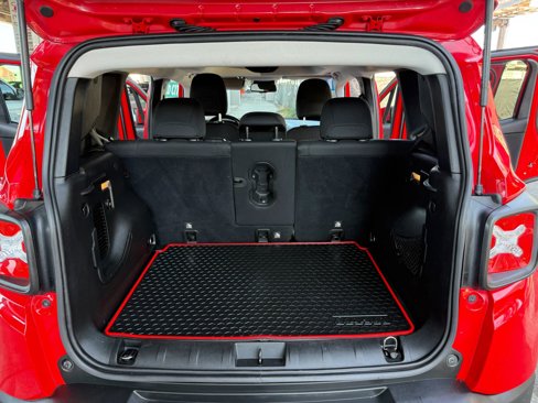 Used 2016 Jeep Renegade Latitude w/ Popular Equipment Group image 18