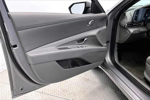 Certified 2025 Hyundai Elantra SE image 17