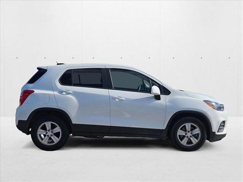 Used 2022 Chevrolet Trax LS w/ Tint and Cruise Package image 4