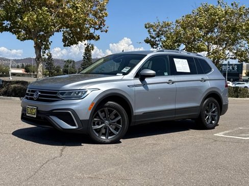 Used 2022 Volkswagen Tiguan SE image 2
