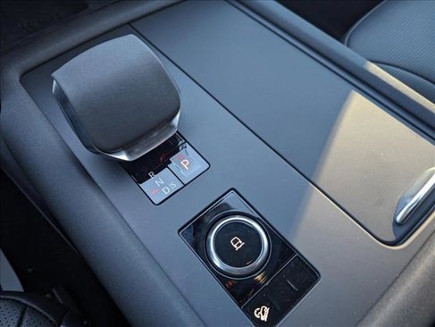 Certified 2024 Land Rover Discovery Dynamic SE image 29