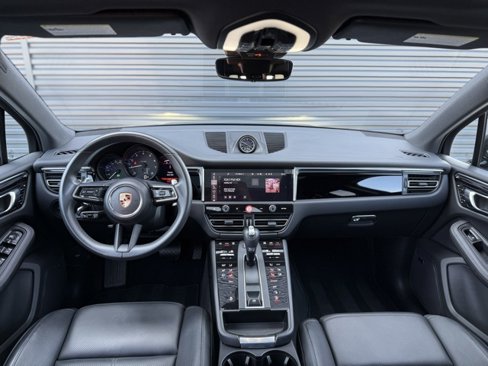 Certified 2025 Porsche Macan image 17