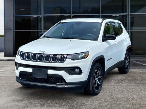 Used 2024 Jeep Compass Latitude image 3