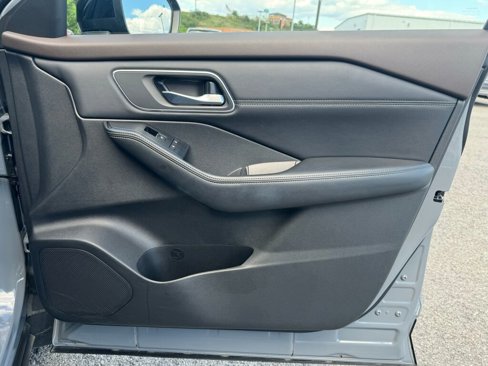 Used 2021 Nissan Rogue SL w/ Premium Package image 22