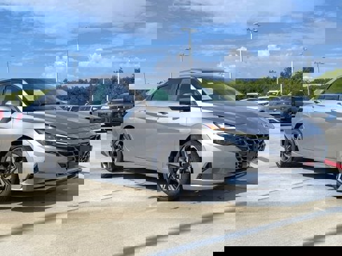 Used 2023 Hyundai Elantra Limited image 8