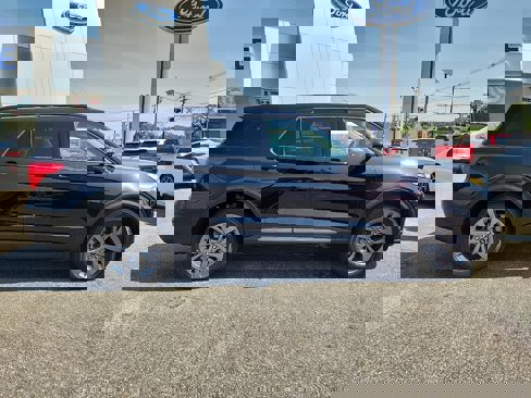 Certified 2022 Ford Explorer XLT w/ Equipment Group 202A image 7