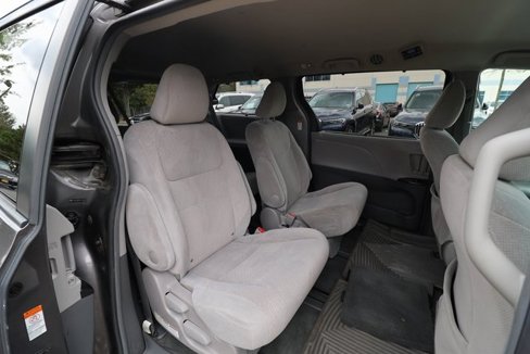 Used 2015 Toyota Sienna LE image 45