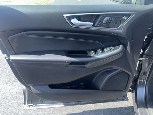 Used 2020 Ford Edge Titanium image 12