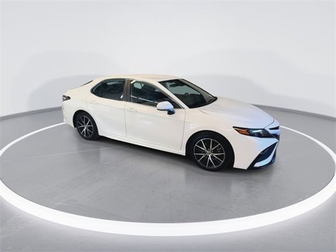 Used 2021 Toyota Camry SE image 2