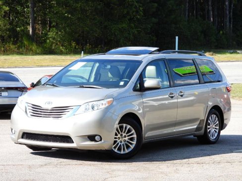 Used 2015 Toyota Sienna XLE image 2