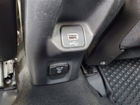 Used 2018 Jeep Renegade Latitude w/ Cold Weather Group image 12