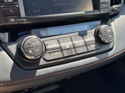 Used 2018 Toyota RAV4 SE image 21