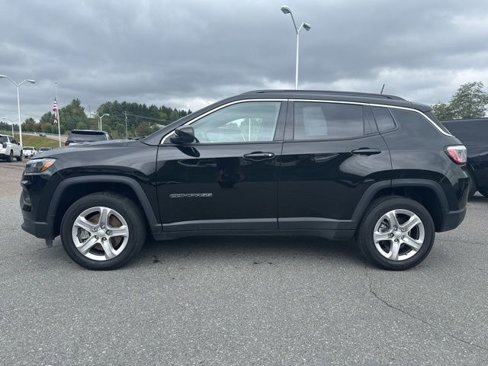 Used 2023 Jeep Compass Latitude image 2
