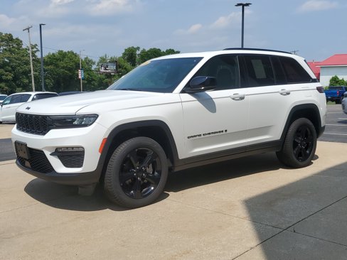 Used 2024 Jeep Grand Cherokee Limited w/ Black Appearance Package image 2