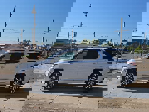 Used 2023 Chevrolet Traverse Premier image 2