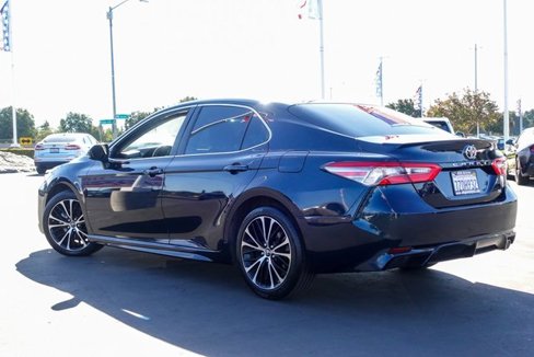 Certified 2018 Toyota Camry SE image 2