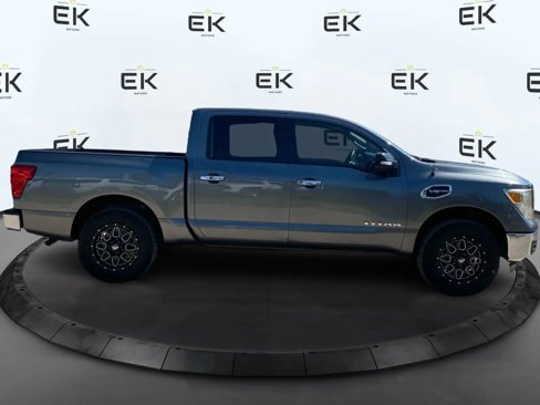 Used 2017 Nissan Titan SV image 2