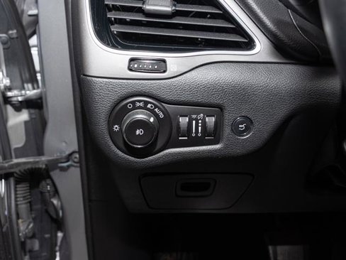 Used 2019 Jeep Cherokee Limited w/ Luxury Group image 10