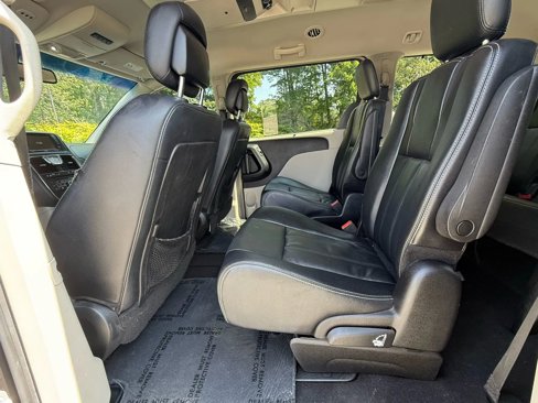 Used 2015 Chrysler Town & Country Touring w/ Driver Convenience Group image 17