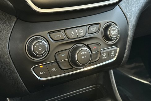 Used 2019 Jeep Cherokee Latitude w/ Popular Appearance Group image 17