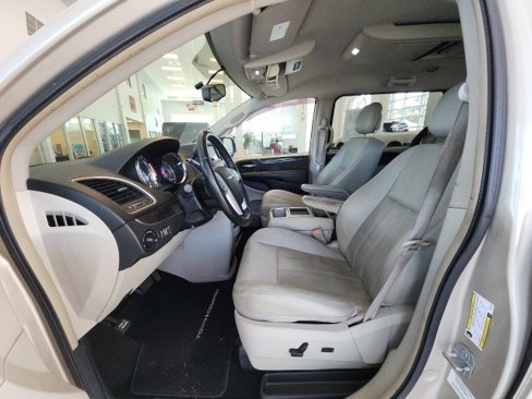 Used 2014 Chrysler Town & Country Touring image 29