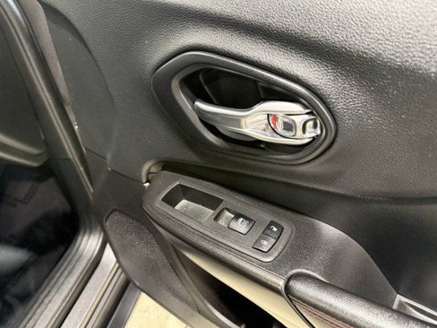 Used 2019 Jeep Cherokee Trailhawk w/ Cold Weather Group image 27