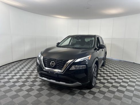 Used 2021 Nissan Rogue SV image 2