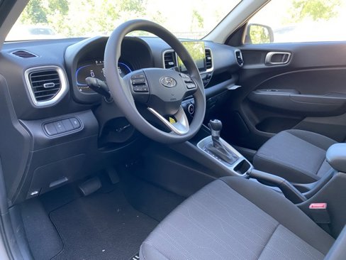 New 2025 Hyundai Venue SE image 9
