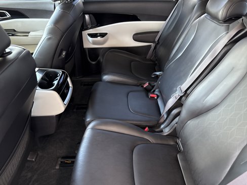 Used 2022 Kia Carnival EX image 27