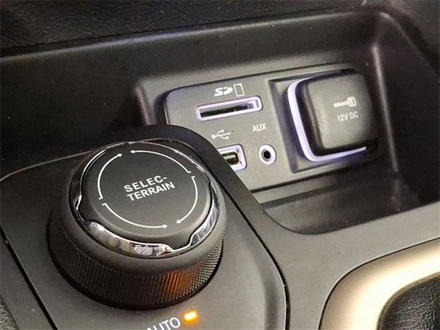 Used 2017 Jeep Cherokee Latitude w/ Cold Weather Group image 25