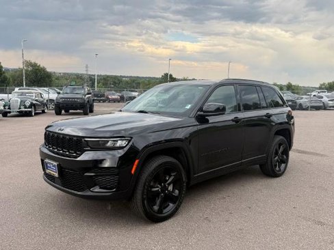 Used 2023 Jeep Grand Cherokee Altitude image 3