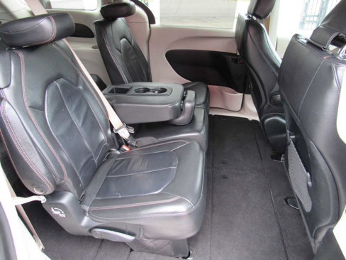 Used 2017 Chrysler Pacifica Touring-L image 9