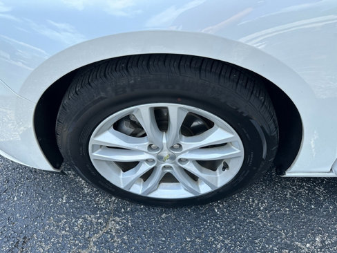 Used 2017 Chevrolet Malibu LT image 32