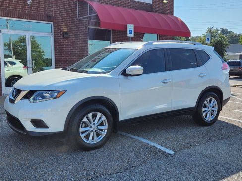 Used 2015 Nissan Rogue SV image 2