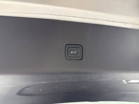 Used 2021 Chevrolet Traverse LT image 18
