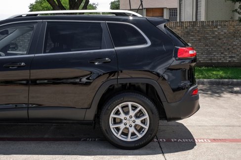 Used 2017 Jeep Cherokee Latitude w/ Comfort/Convenience Group image 22
