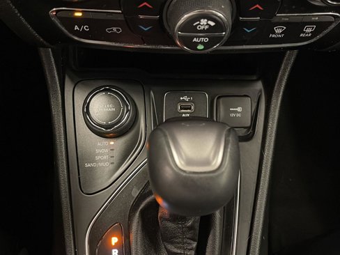 Used 2019 Jeep Cherokee Limited image 19