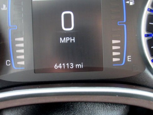 Used 2022 Chrysler Voyager LX image 10