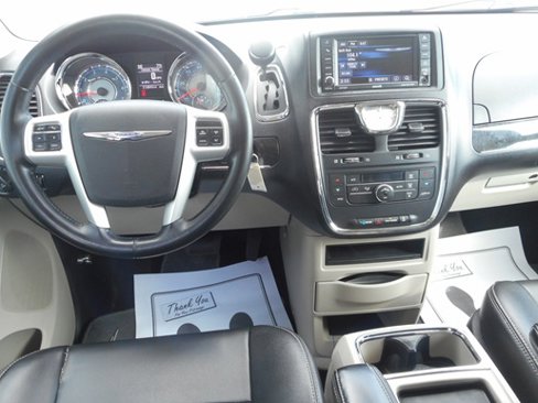 Used 2015 Chrysler Town & Country Touring image 8
