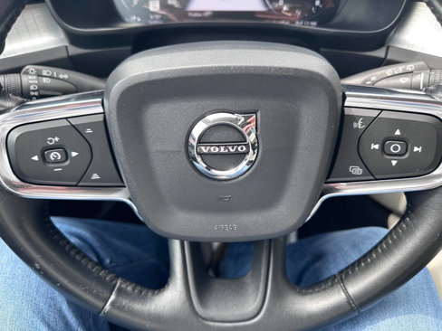 Used 2019 Volvo XC40 T4 Momentum image 12