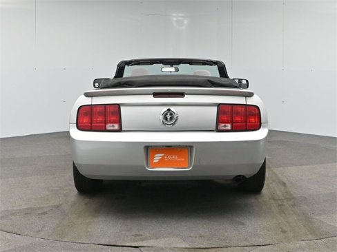 Used 2009 Ford Mustang Convertible image 4