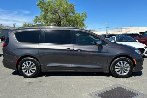 Used 2021 Chrysler Pacifica Limited w/ Uconnect Theater Family Group image 8