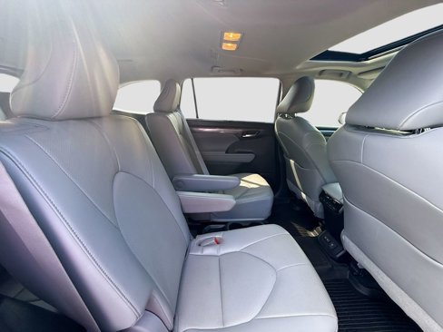 Used 2023 Toyota Highlander Limited image 29
